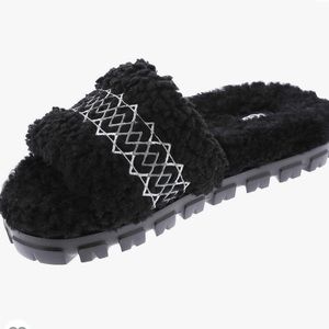 NIB COZETTA UGG SLIPPER❤️